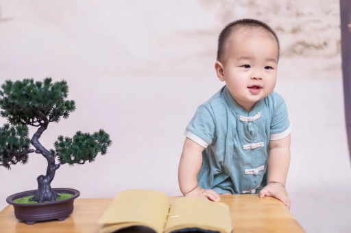丹阳六个月宝宝摇头正常吗